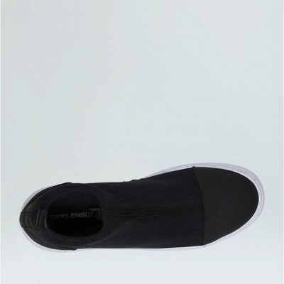 Tênis preto com sola branca visto de cima