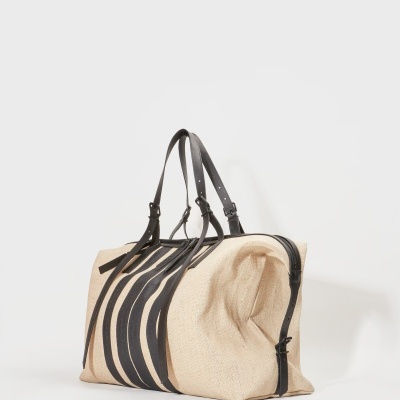 Mala de viagem bege com tiras pretas e alças de pele