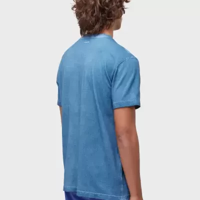 Camisola azul de manga curta com etiqueta OUSKLEN vista de trás