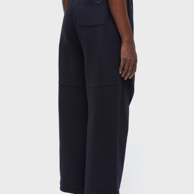 Calças largas pretas com bolso traseiro e ilhós metálico