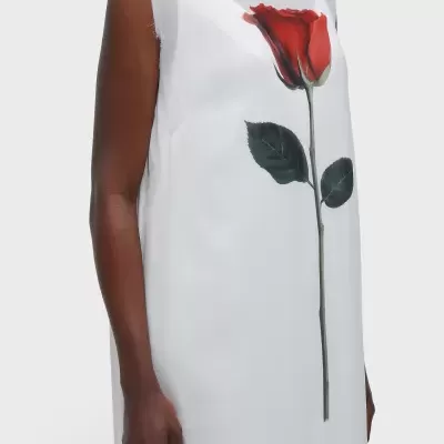 Vestido branco com estampa de rosa vermelha grande