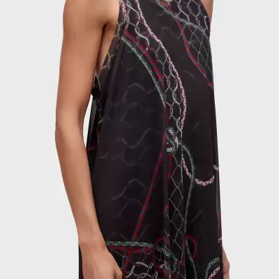 Vestido preto com padrão de linhas coloridas e sem mangas, usado por modelo.