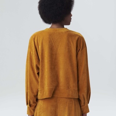 Conjunto de veludo cotelê mostarda vista de costas