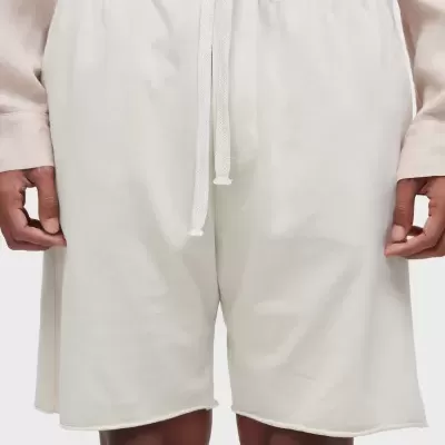 Calções brancos com cordão na cintura e bolsos laterais