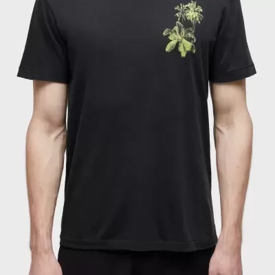 T-shirt preta com estampa verde de palmeiras no peito