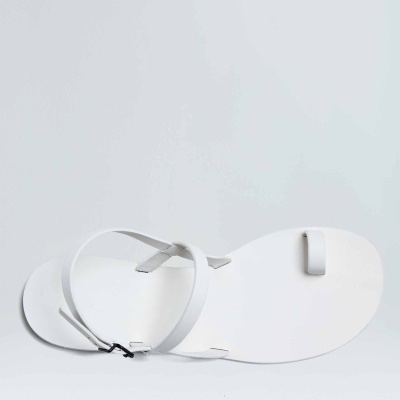Sandália branca minimalista com tira fina e presilha para dedão