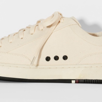 Ténis creme com atacadores e sola branca e preta