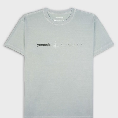 T-shirt azul clara com estampado preto e cinza