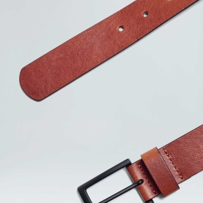 Cinto de pele castanha com fivela preta