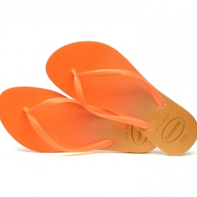 Chinelos laranja e bege Havaianas sobre fundo branco