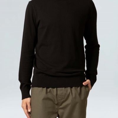 Camisola preta de manga comprida com calças cáqui