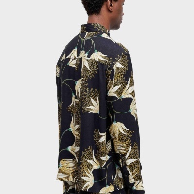 Camisa feminina preta com padrão floral