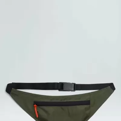 Pochete verde-oliva com fecho preto e puxador laranja, cinto preto com fivela