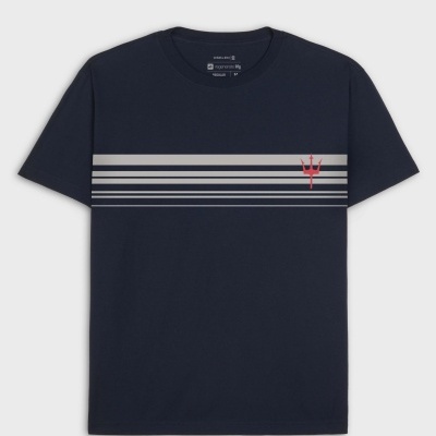 Camisola azul escura com faixas cinzentas e símbolo de tridente vermelho no peito