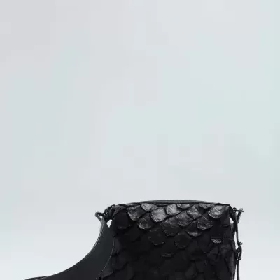 Mala de ombro preta texturizada com padrão de escamas