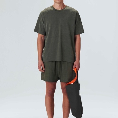 Homem com roupa casual e mala preta com alça laranja