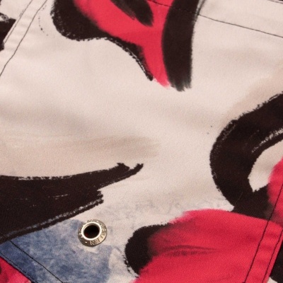 Peça de roupa estampada com etiqueta OSKLEN SURFING e ilhós metálico