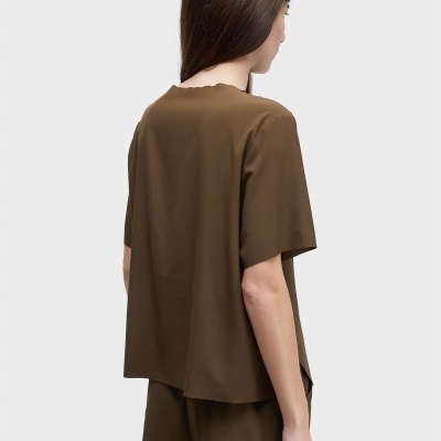 Pessoa de costas com t-shirt e calções castanhos com cabelo castanho liso