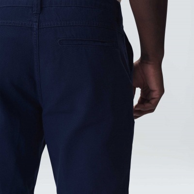 Calções masculinos azuis escuros vistos de trás