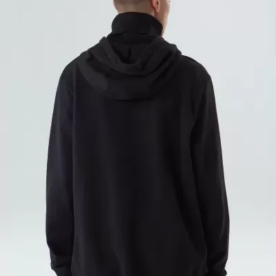 Pessoa de costas vestindo hoodie preto com capuz