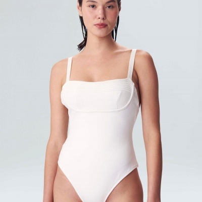 Fato de banho branco liso com alças e detalhe de costura horizontal