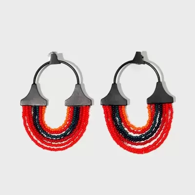 Brincos com argola e contas coloridas em vermelho, laranja, preto e azul.