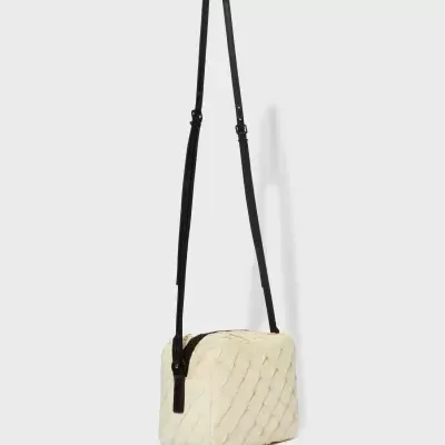 Mala de ombro creme com padrão trançado e alça preta ajustável