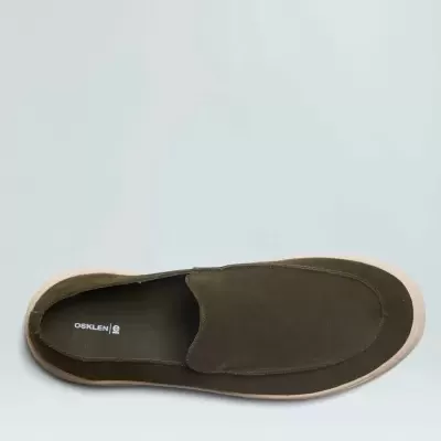 Ténis slip-on verde-oliva com sola bege e etiqueta OSKLEN visível