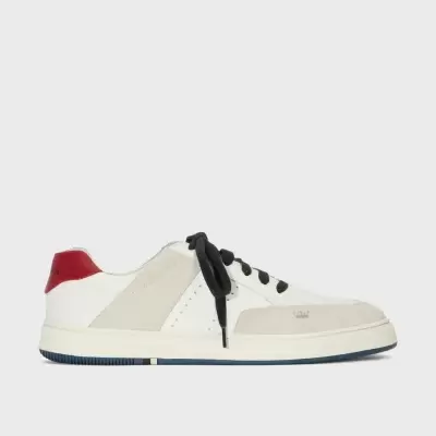 Ténis em pele branca com detalhes em camurça bege e contraforte vermelho.