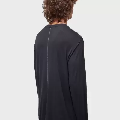 Sweatshirt preta de mangas compridas vista de trás com costura branca ao centro