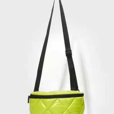 Bolsa pochete verde fluorescente acolchoada com alça preta ajustável