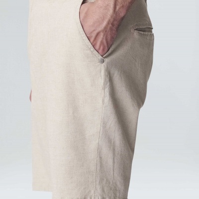 Calções bege de tecido com bolso lateral e botão na cintura