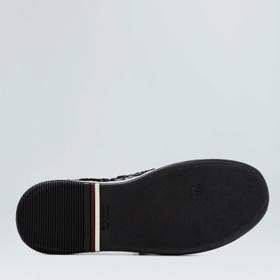 Sola preta de sapato com detalhes branco e vermelho