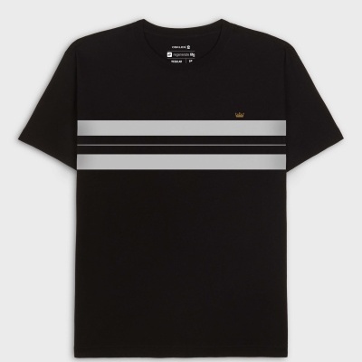 T-shirt preta com faixas horizontais cinzentas e símbolo de coroa dourada.