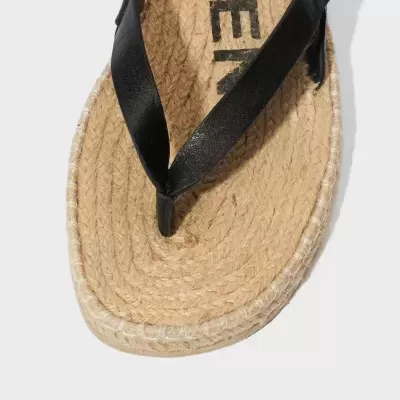 Sandália tipo chinelo com sola em fibra natural trançada em bege e tiras em couro preto