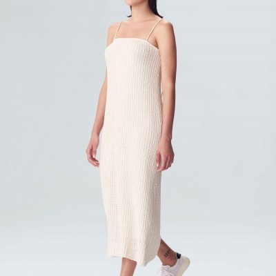 Vestido comprido creme de malha com ténis brancos