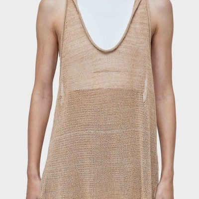 Regata feminina bege de malha com capuz sobre t-shirt branca