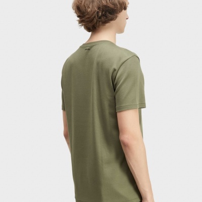 Camiseta verde oliva manga curta vista de costas