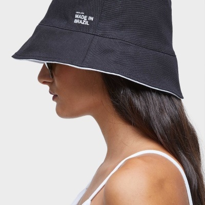 Chapéu tipo pescador preto com etiqueta branca CREME MADE IN BRAZIL