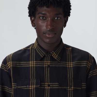 Camisa xadrez preta com castanho e bolsos frontais