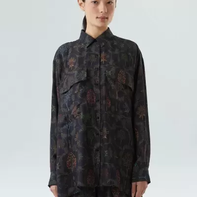 Camisa feminina preta com padrão floral e bolsos no peito.