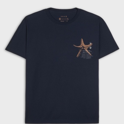 T-shirt azul escura com estampa de estrela do mar castanha e texto científico