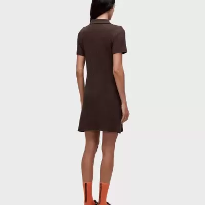 Vestido curto castanho de malha com gola e mangas curtas visto de costas.