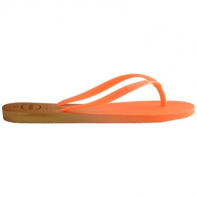 Chinelo laranja com sola castanha em fundo branco