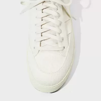 Ténis branco de tecido com atacadores brancos