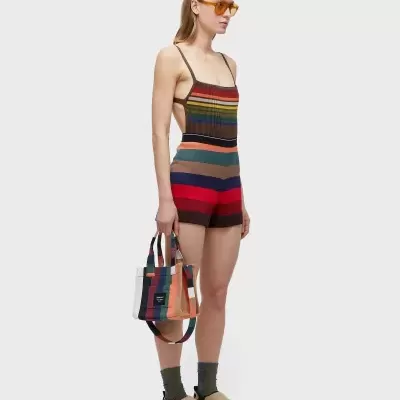 Macacão curto listrado colorido com mala e sapatilhas