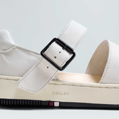 Sandália branca OSKLEN com fivela preta e sola preta com detalhes