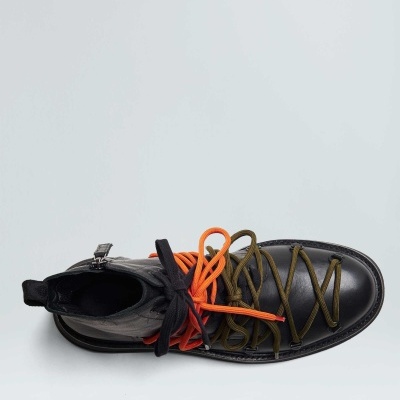 Bota preta de couro com atacadores pretos, laranja e verde oliva