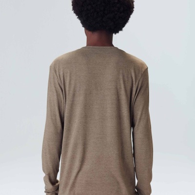 Camisa de manga comprida castanha clara vista de costas