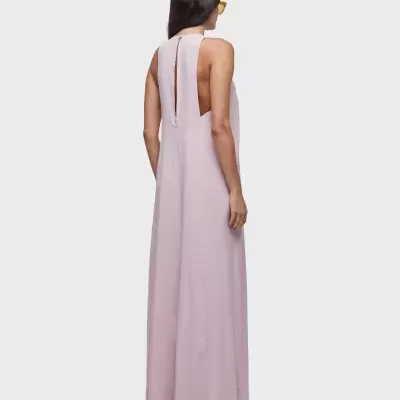vestido comprido rosa claro com decote nas costas e sem mangas